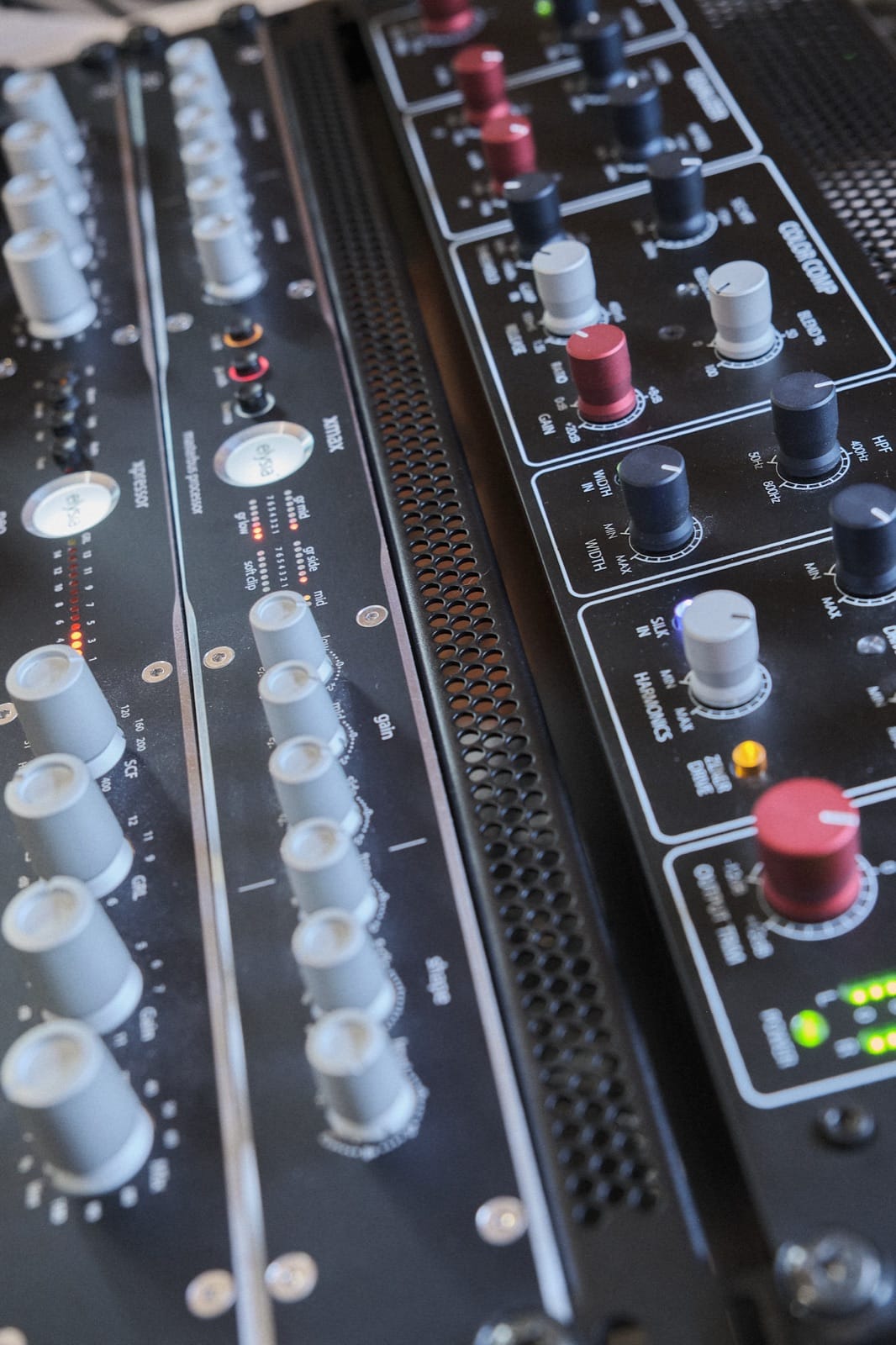 Close-up of mastering rack knobs